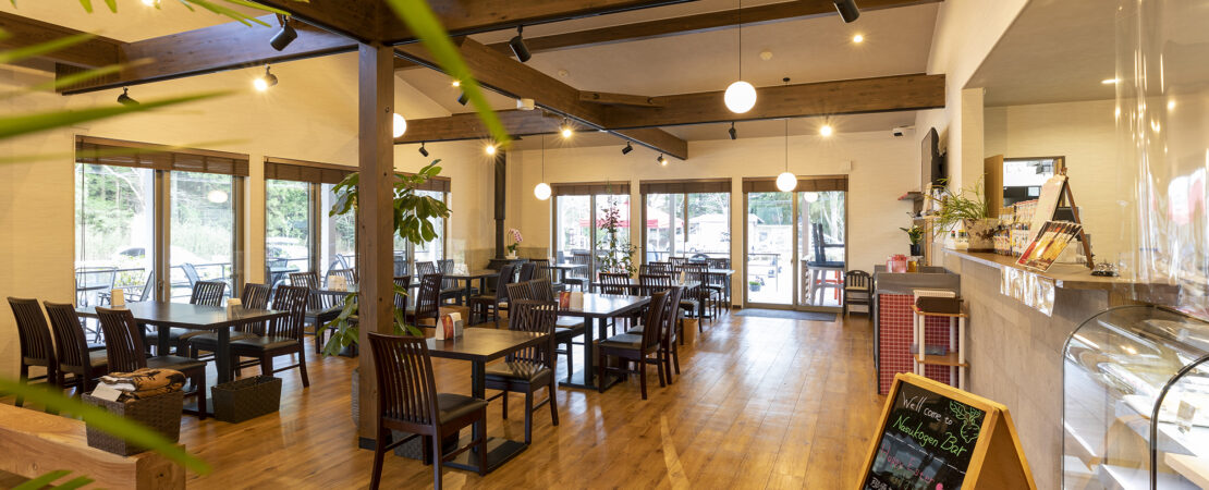 那須　家族連れ　レストラン　内観